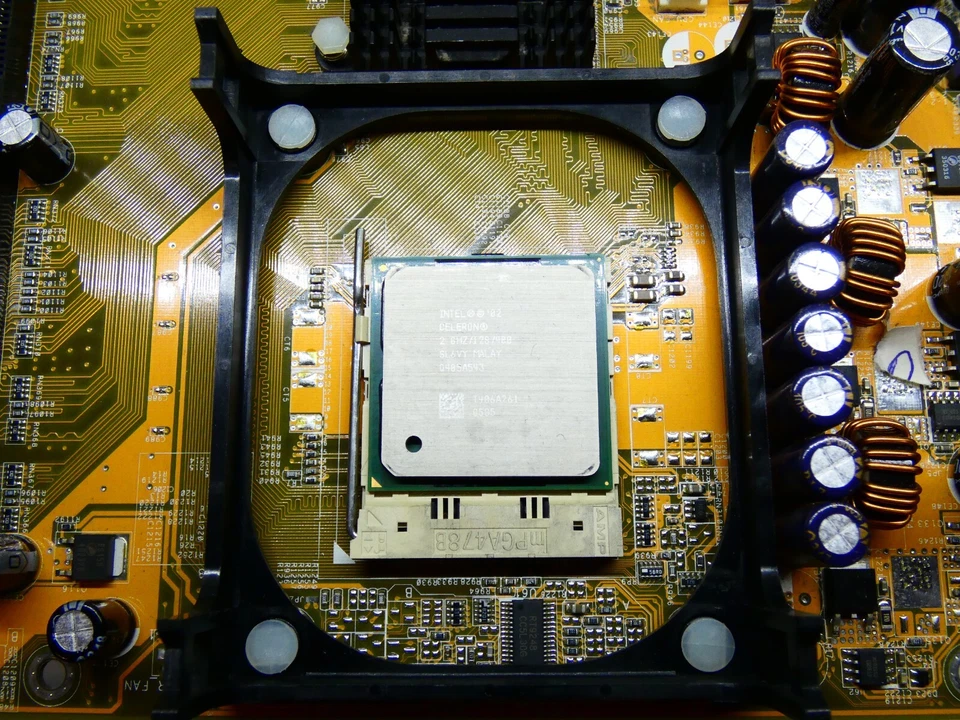 ASUS P4S800 socket 478 con Intel CELERON 2GHz CPU + IO Shield - Imagen 4 de 4