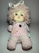 Muñeca bebé niña Geli mejillas rosadas ojos azules cuerpo suave felpa