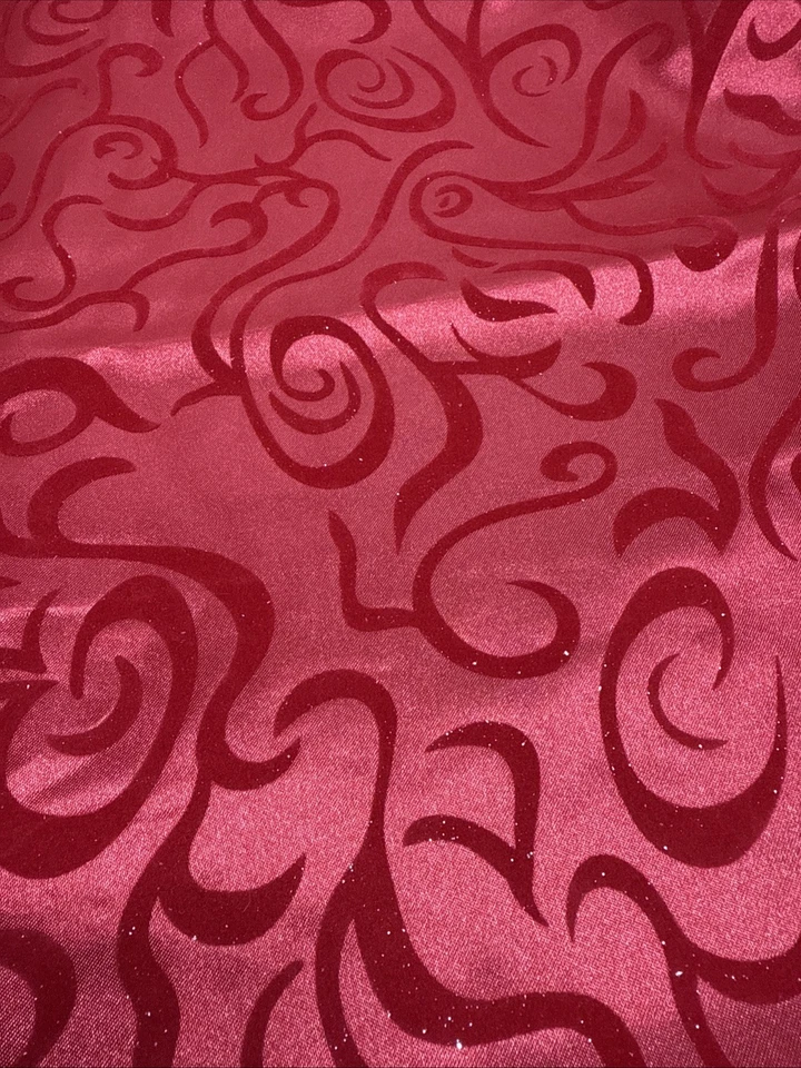 "Remanente de tela roja satinada navideña con remolinos aterciopelados 45"" L x 44"" W poliéster" Foto 3 de 4