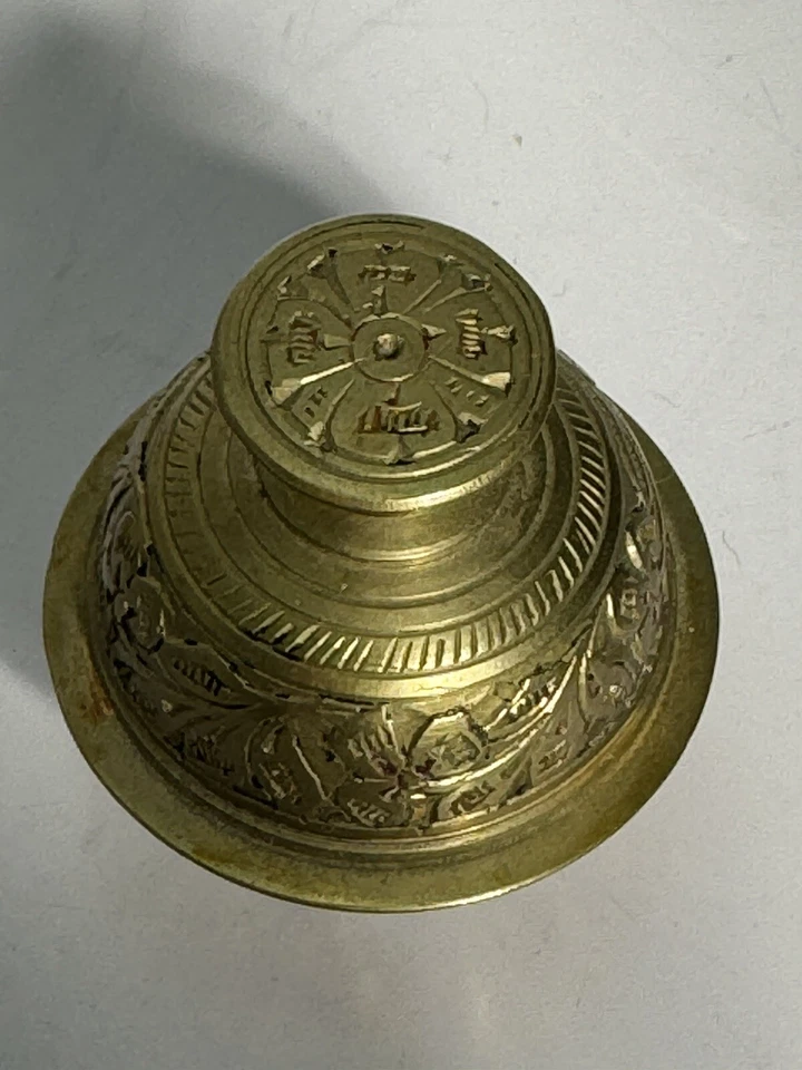 Campana de garra de templo con motivos florales/hojas de latón grabado hindú indio alrededor de 1920 Foto 2 de 4