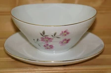 Mitterteich MIT31 Gravy Boat or Sauce Bowl with attached Underplate, 7 1/4"