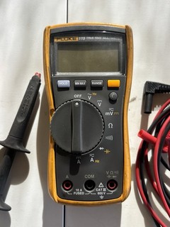 Fluke 115 True RMS Digital Multimeter AC/DC Voltage Tester with banana leads