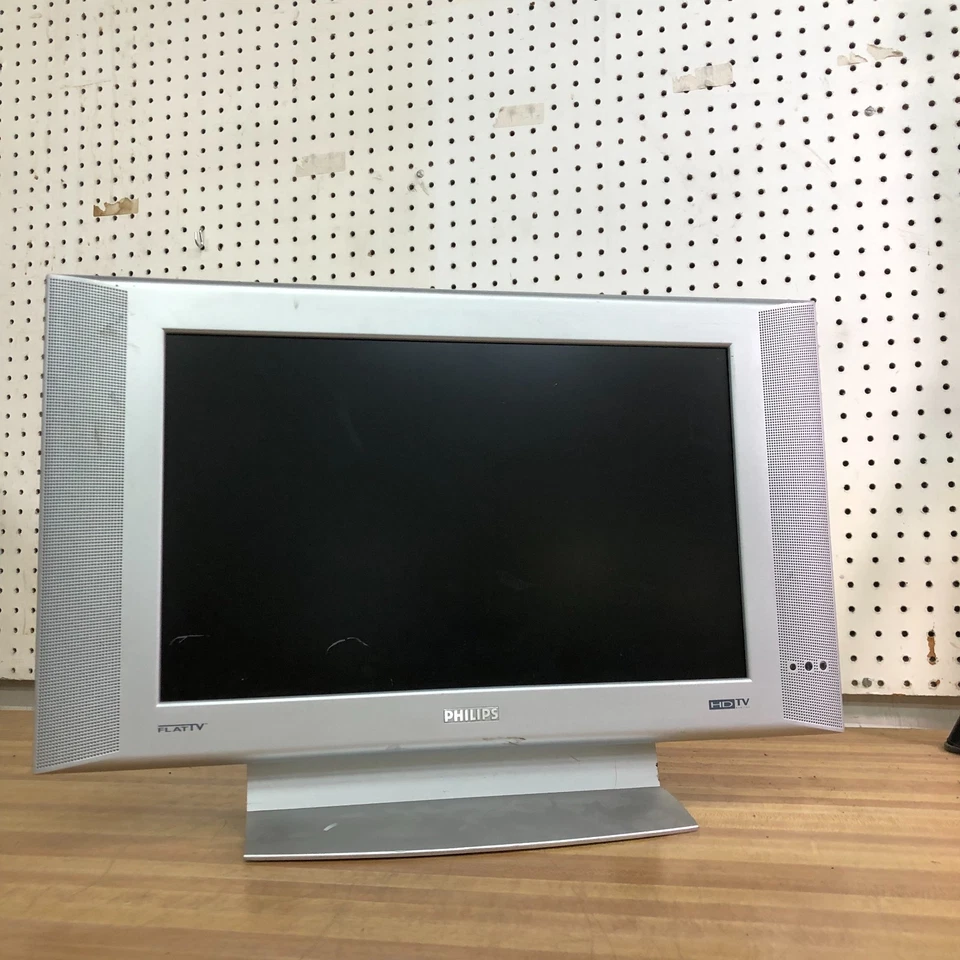 Philips 17PF8946/37 17" LCD HDTV for Retro Gaming 1280 × 768 RGB/RCA/S-VIDEO - Image 2 of 4