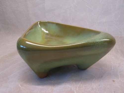 FRANKOMA Pottery Prairie Green TRIANGLE 232 Mid Century Modern Freeform Bowl - Picture 5 of 9