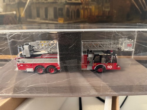 Fire Replicas FR050-10 E-One Hurricane Chicago Fire Ladder 10 1:50 - Picture 4 of 4