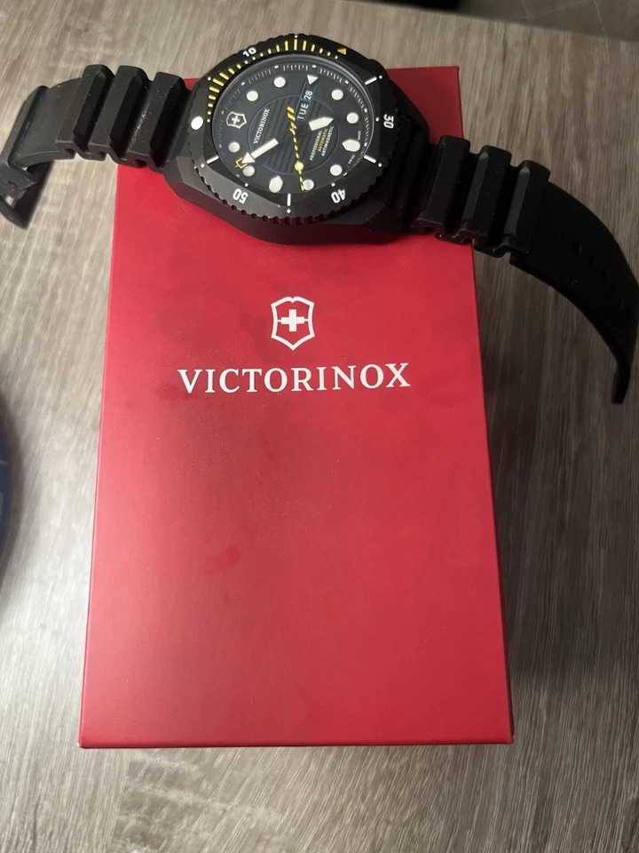 Reloj para hombre Victorinox Dive Pro automático titanio esfera negra Foto 4 de 4