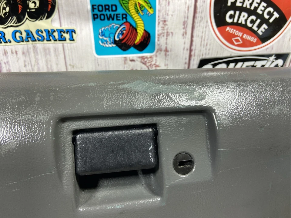 Conjunto de guantera gris Ford F150 F250 F350 Bronco 1992-1997 sin llave OEM Foto 2 de 4