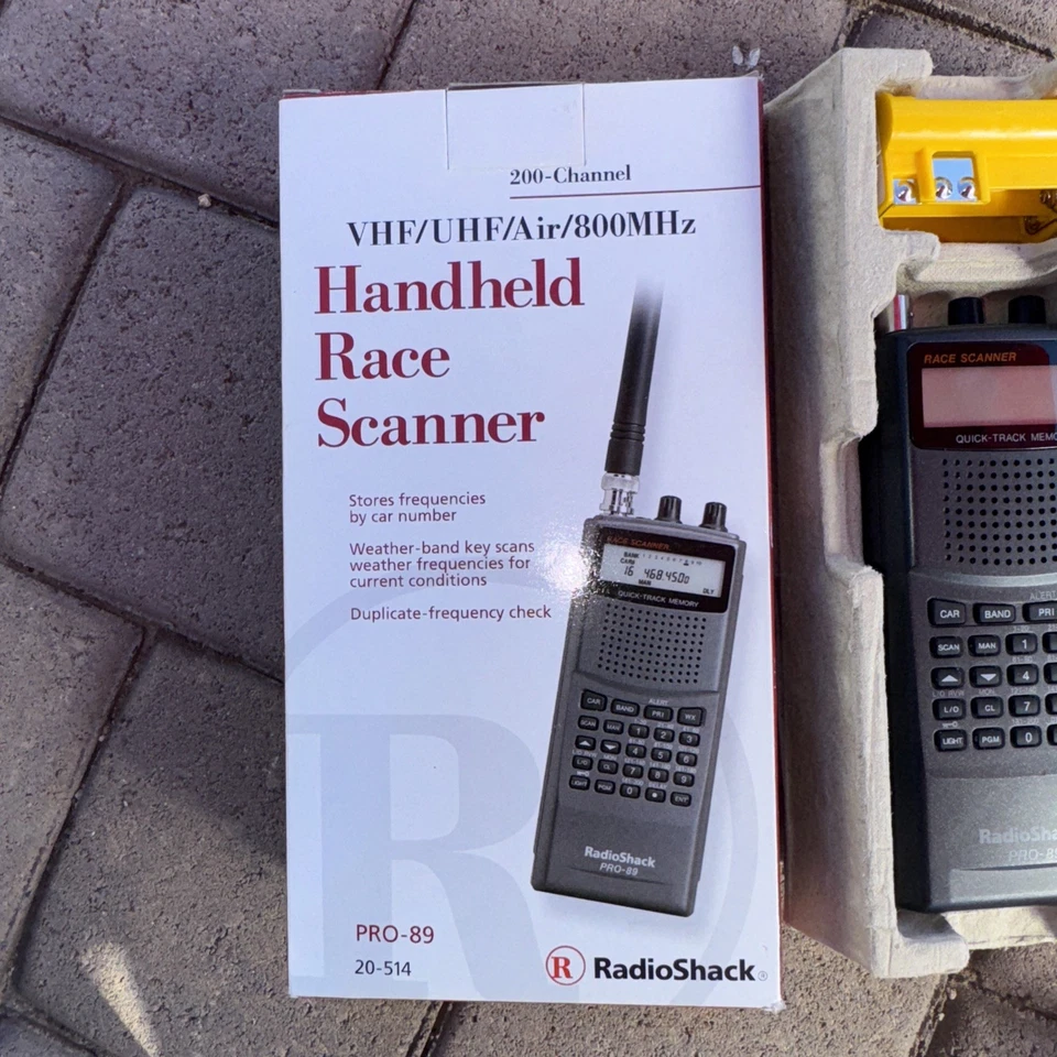 Escáner de carreras portátil Radio Shack PRO-89 VHF/UHF/AIR 800 MHz 200 canales Foto 2 de 4