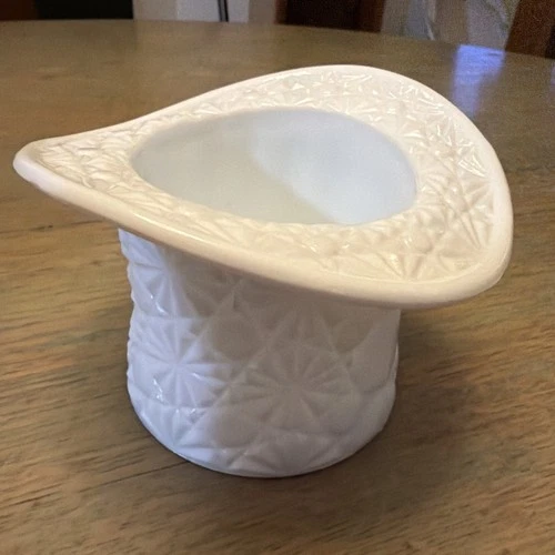 Vintage 4” Milk Glass Top Hat Figurine with daisy button Design🔥