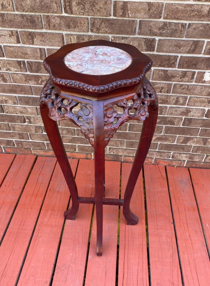 Mesa de pie vintage china Chippendale con tapa de mármol tallada a mano de palo de rosa Foto 3 de 4