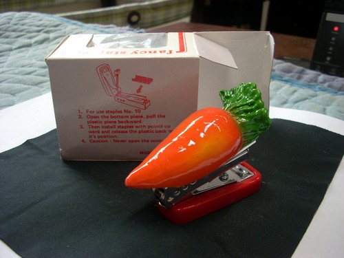 OFFICE SUPPLY MINI VEGGIES "CARROT" CERAMIC STAPLER GIFT (TCPL) - Picture 2 of 8