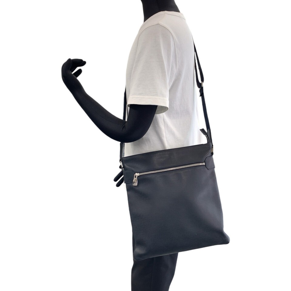 Authentic LOUIS VUITTON Taiga Sasha M32712 Shoulder Bag Messenger Bag