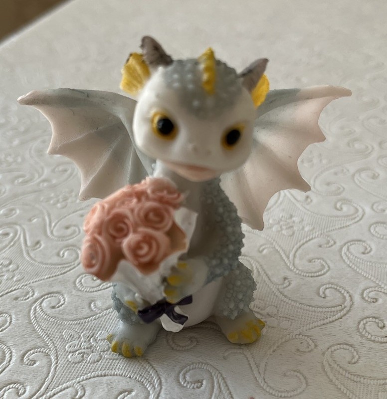 KeepKap Dragon With Bouquet Of Roses