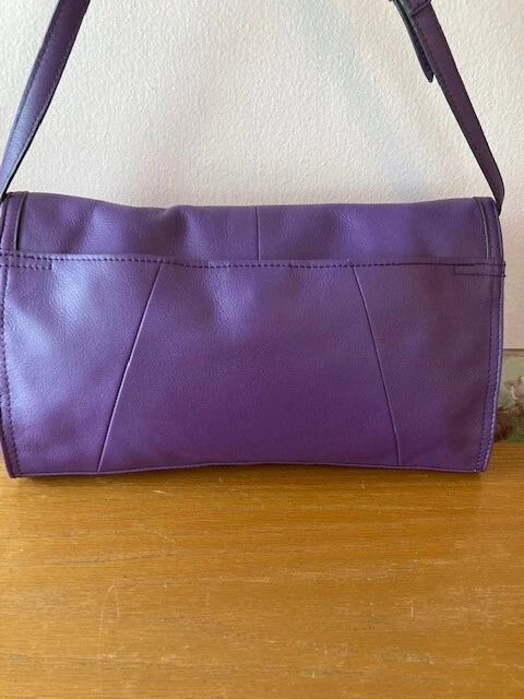 Bolsa de ombro B Makowsky roxa clutch com DEFEITO - Adorável - Imagem 2 de 4