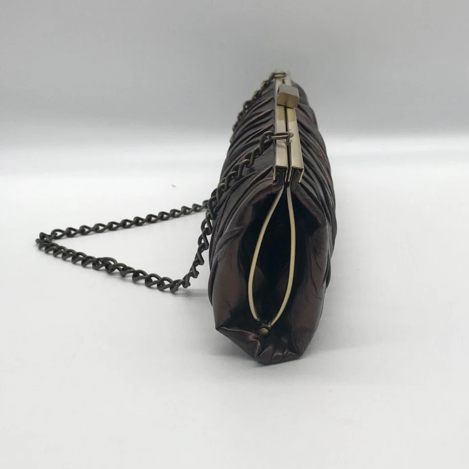 Bolso de noche Jessica McClintock con marco marrón metálico Foto 4 de 4