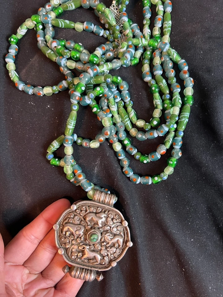 Estuche amuleto Gau de plata tibetana estilo antiguo con pequeñas cuentas Chevron y turquesa Foto 4 de 4