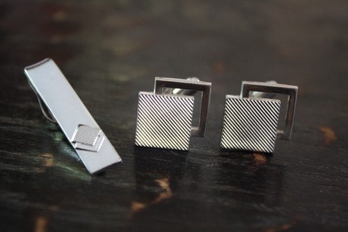Vtg Silver Tone SHIELDS Double Square Ribbed Center Retro Cufflinks Tie Bar SET - Picture 11 of 12