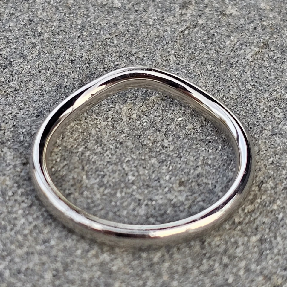 Aliança de casamento Tiffany & Co. Elsa Peretti diamante curvo tamanho 5 2,2 mm de espessura  - Imagem 3 de 4