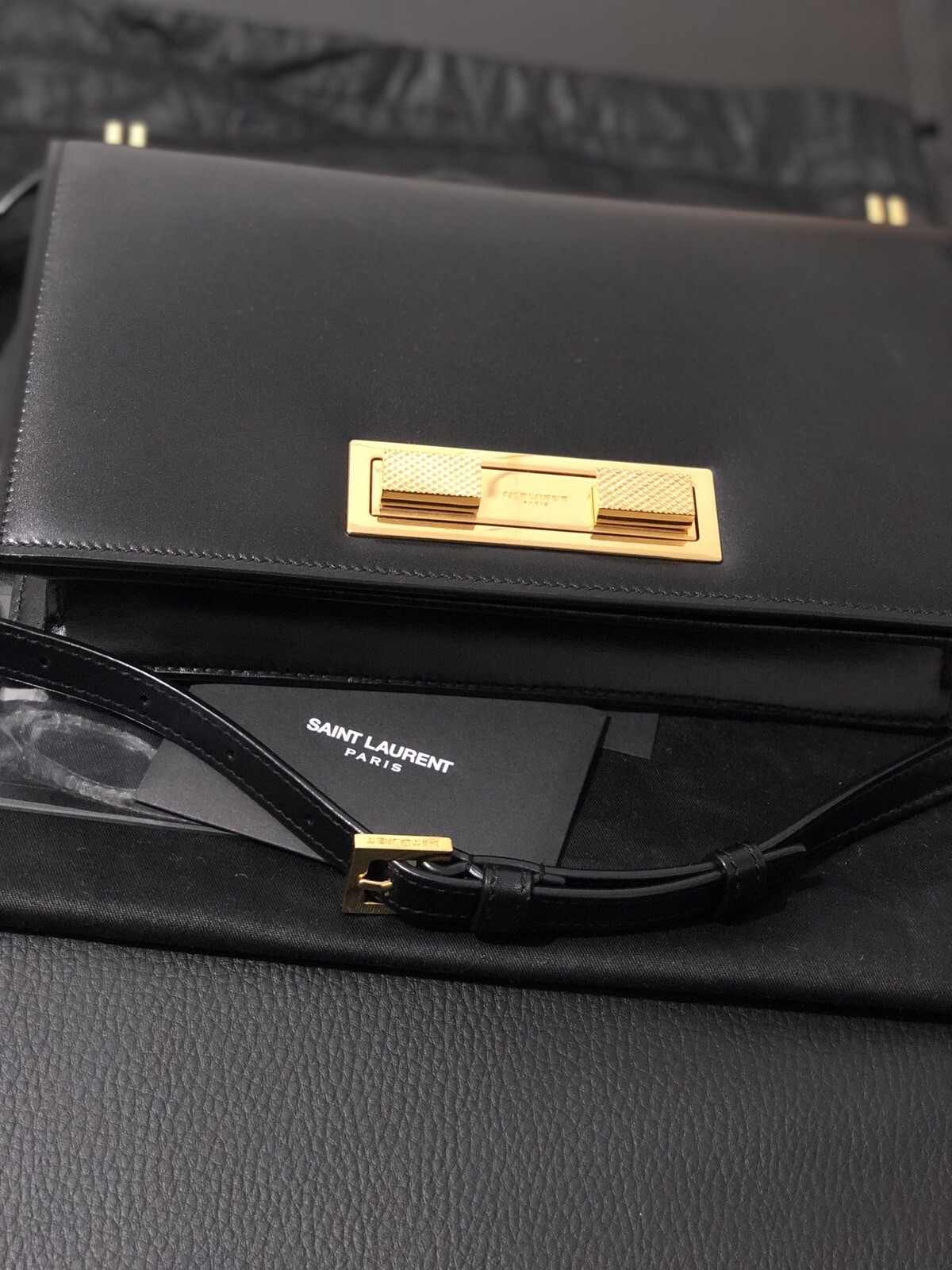 Borsa a mano iconica Saint Laurent Paris Domino in pelle nera hardware oro e dust bag