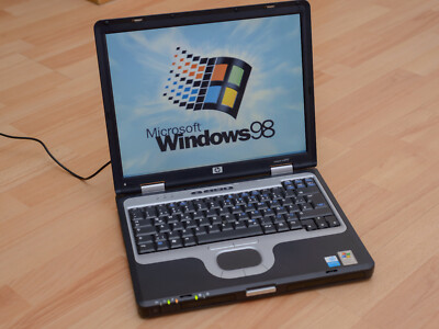 Retro Gaming Laptop HP Compaq Nc6000 mit Windows 98, Pentium M, Radeon 9600