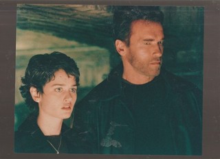 8X10 COLOR PHOTO OF CLOSE UP SCENE ARNOLD SCHWARZENEGGER AND 1 OTHER