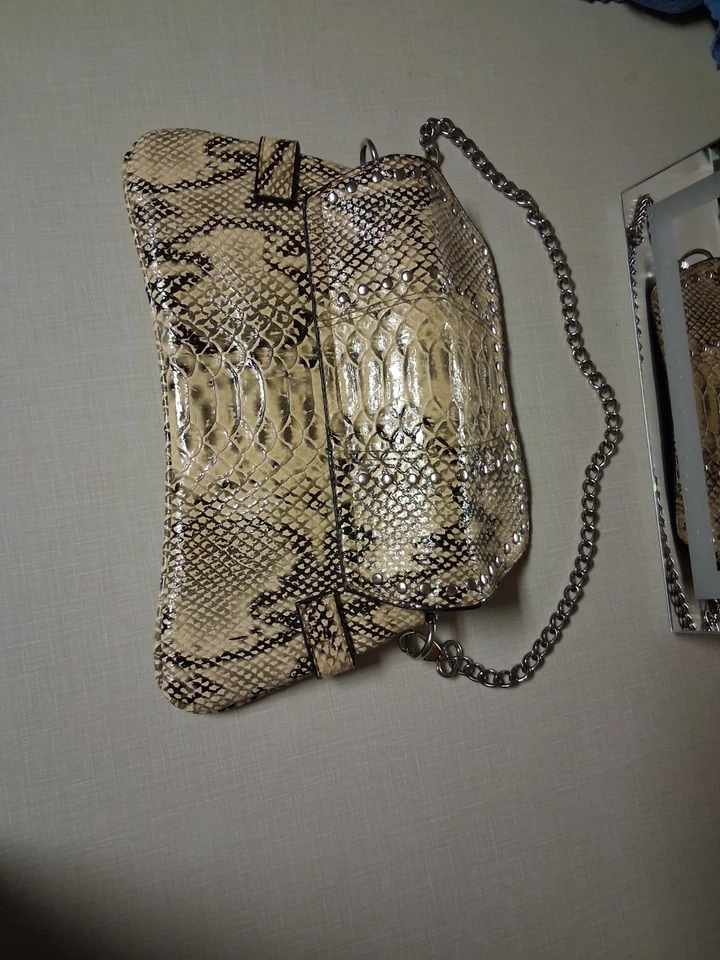 Cartera clutch vintage de piel de serpiente con herrajes de broca de caballo Foto 3 de 3