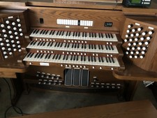 Beautiful Allen Organ R-320 Wit Bench And Pedals.