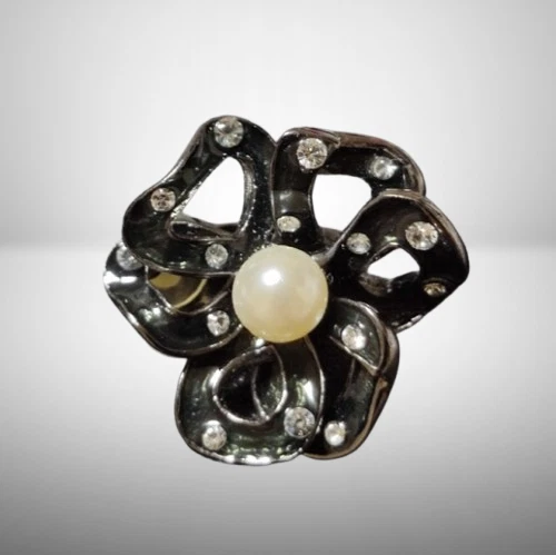 Pendientes de perlas de camelia vintage de diamantes de imitación Chanel 3 cm negros Japón [usados] Foto 3 de 4