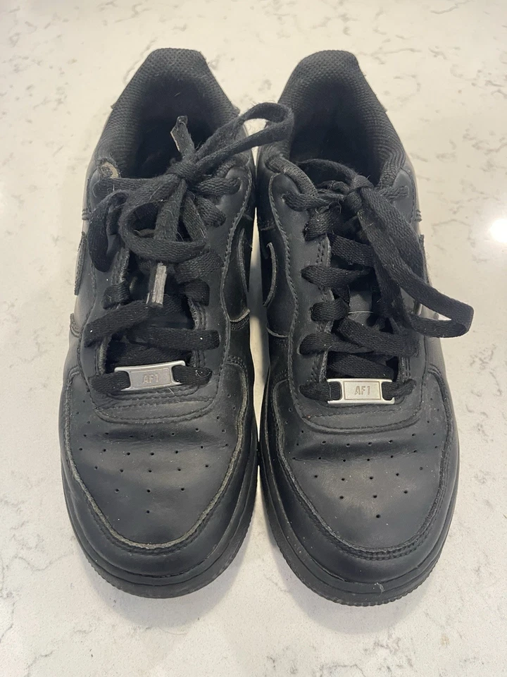 Talla 6Y Nike Air Force 1 '07 Low Triple Negro FV5951-001 Foto 3 de 4