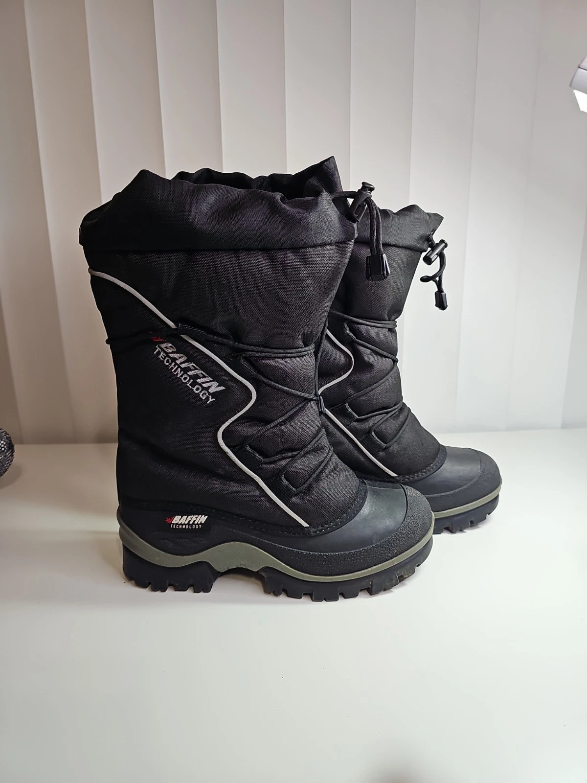 Baffin Winter Snow Boots Mismatched Sizes 6 & 7 Black Insulated Waterproof