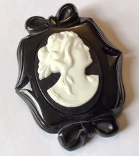 VINTAGE BLACK BAKELITE & LUCITE CAMEO BROOCH SIMICHROME TESTED