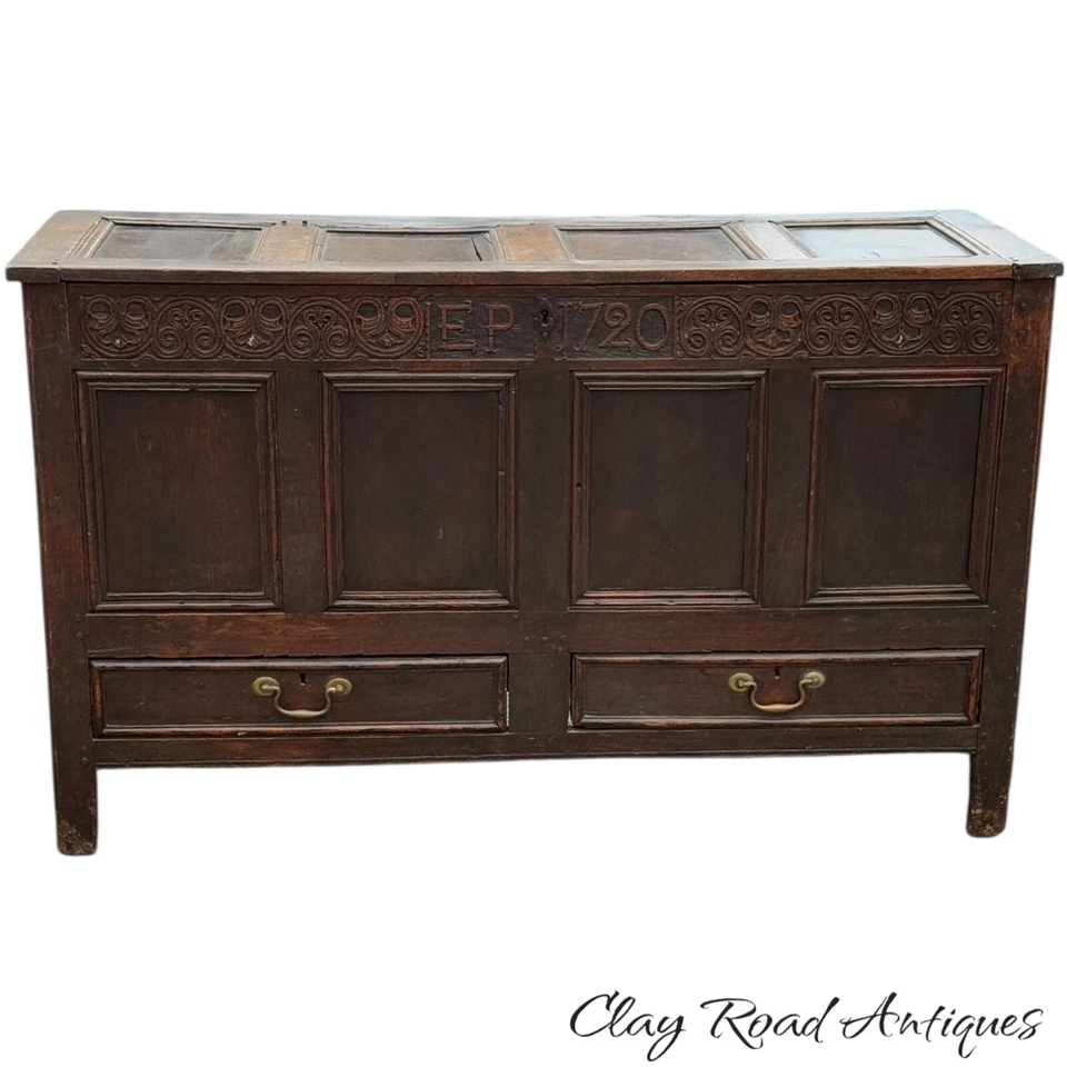 Antigua manta roble cofre dos cajones Jorge I tallada fecha 1720 panelada fina Foto 2 de 4