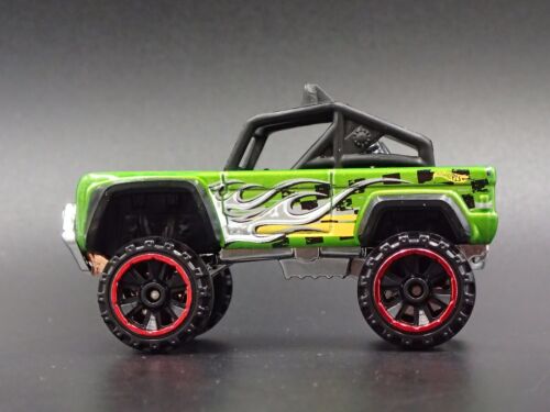 1966-1977 FORD BRONCO 4X4 OFF ROAD CUSTOM 1:64 SCALE DIORAMA DIECAST MODEL CAR - Picture 1 of 4