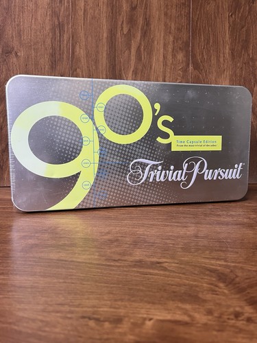 Trivial Pursuit anni 90 Time Capsule Edition/Custodia di latta/Parker Bros NUOVO/SIGILLATO - Foto 1 di 8