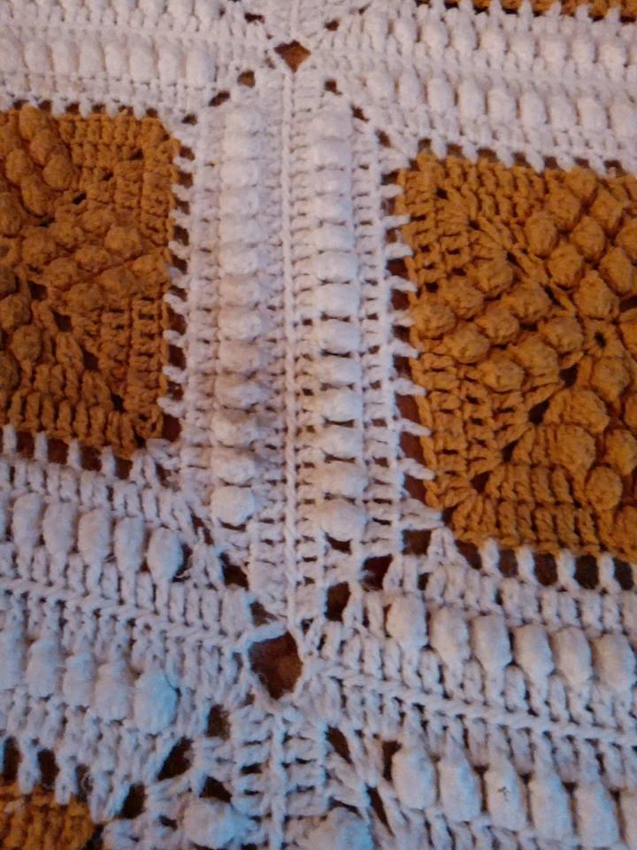 "Manta cuadrada abuela de colección tiro de cama ganchillo 72""x 105"" aprox. Dorado y blanco  Foto 4 de 4