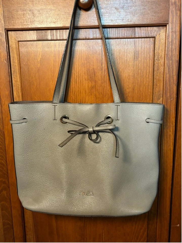 Bolso de Mano Furla Babylon Costanza Bucket Cuero Genuino Cierre con Cordón Taupe OS Foto 4 de 4