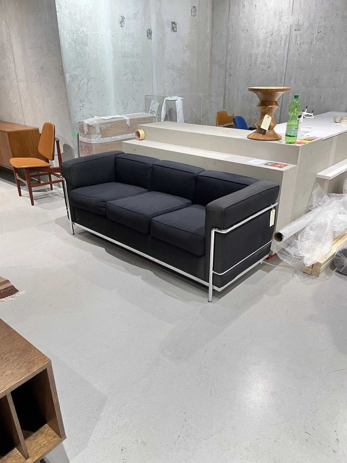 Cassina Sofa 'Dark Grey Felt Fabric / Model Lc2 / 3 Seats Black