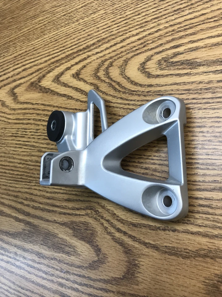 SUZUKI KATANA GSX750F 1998-2006, SOPORTE PILLÓN PARTE TRASERA DERECHA # 43811-08F00 Foto 4 de 4