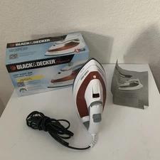 Black & Decker - Light N’ Easy  Steam Dry Iron -F920 with box and manual