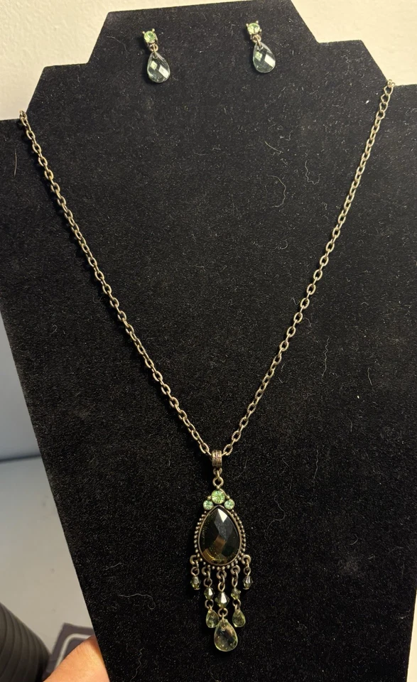 1928 Victorian Inspired Necklace And Earrings set In Green And Brown - Image 4 of 4