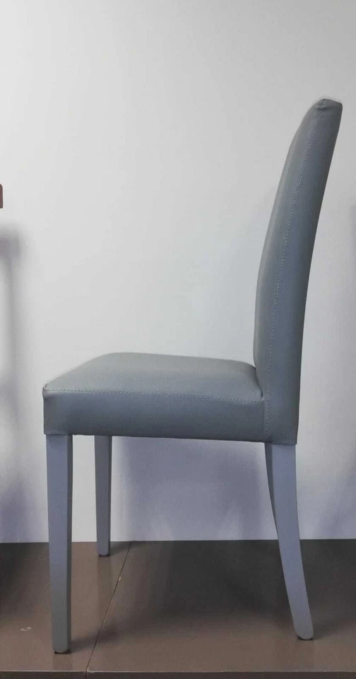 Sedia Imbottita In Ecopelle con Piedi in Legno, Colore Grigio- Bianco-Tortora - Immagine 3 di 4