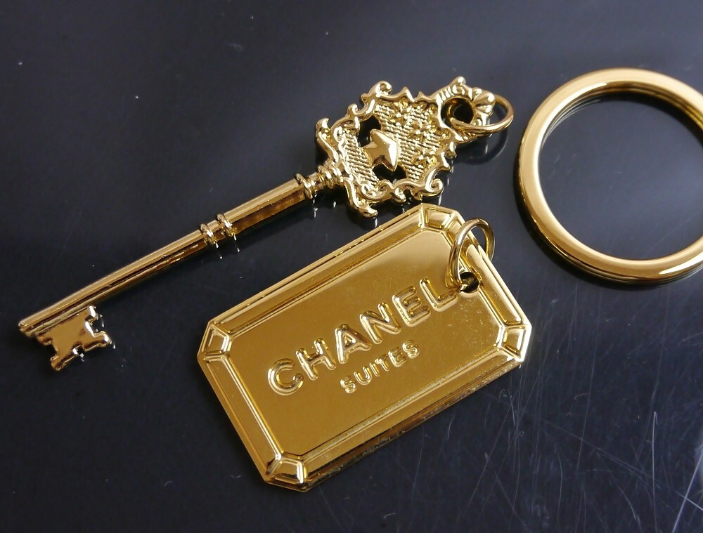 CHANEL - 【限定】CHANEL SUITES KEY Authentic CHANEL Key chain key plate SUITES Metallic #5923