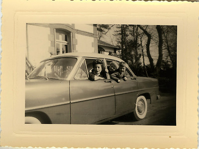 OLD PHOTO - VINTAGE SNAPSHOT - CAR CAR FAMILY WOMAN FUNNY FASHION