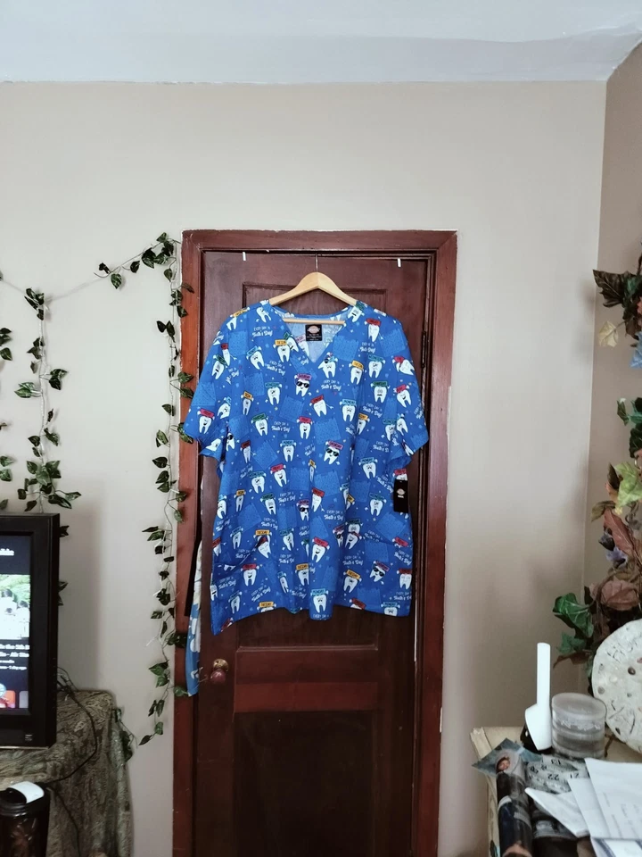 Scrub Top  5xl  Dental / Medical With Pockets NWT - Image 2 of 4