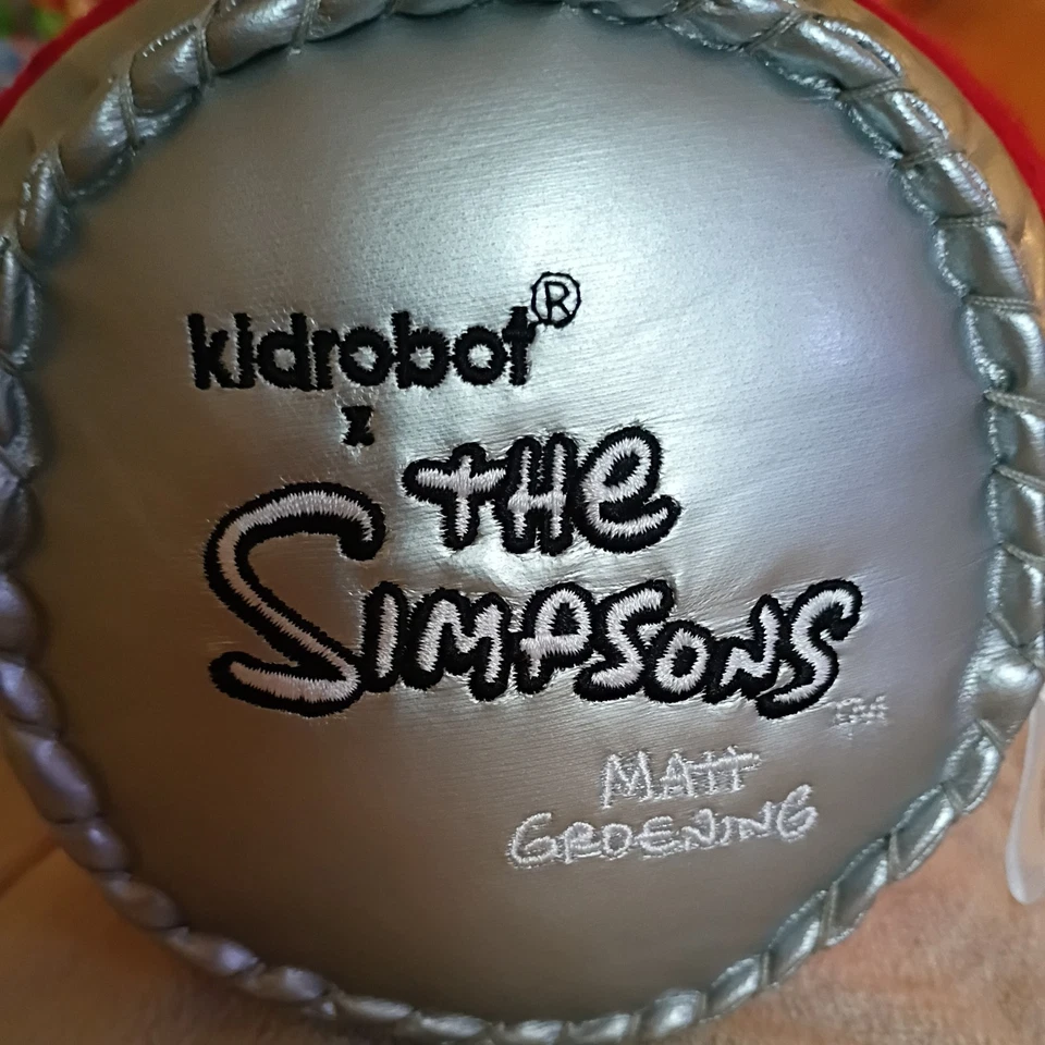 Juguete de peluche Lata de cerveza Duff de Los Simpson de 10" de KidRobot Foto 4 de 4