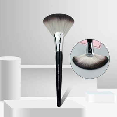 SEPHORA Brush #92 PRO Featherweight Fan Brush Makeup Brush