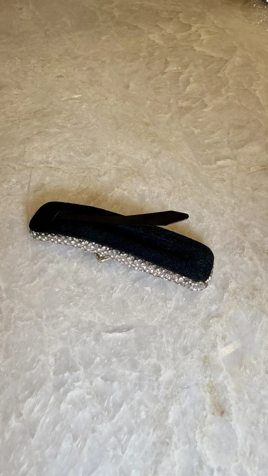 Clip de pelo de cristal Prada logotipo triángulo plata estrás pasador Foto 3 de 3