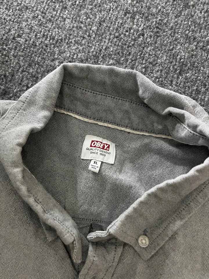 Camisa Obey Abotonada Talla XL Gris Cuello Manga Corta Patín Y2K Foto 3 de 4