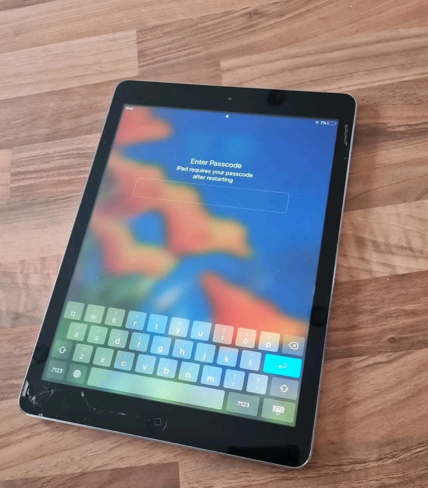 Apple iPad Air  - Image 3 of 4