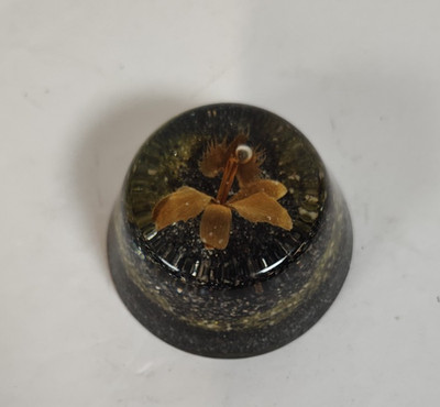 HANDCRAFTED BIG ISLAND SANDS EPPI ORCHID PAPERWEIGHT - HAWAII BLACK ,GREEN & TAN
